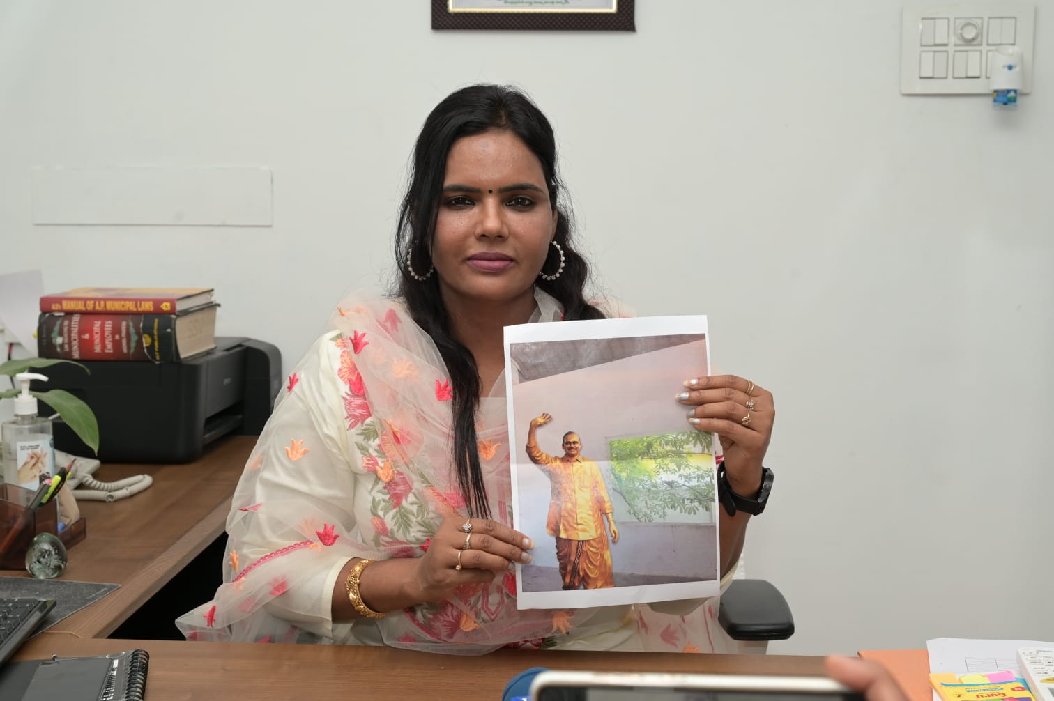 విలేకర్ల సమావేశంలో ఫోటోలు చూపుతున్న నగర కమిషనర్‌