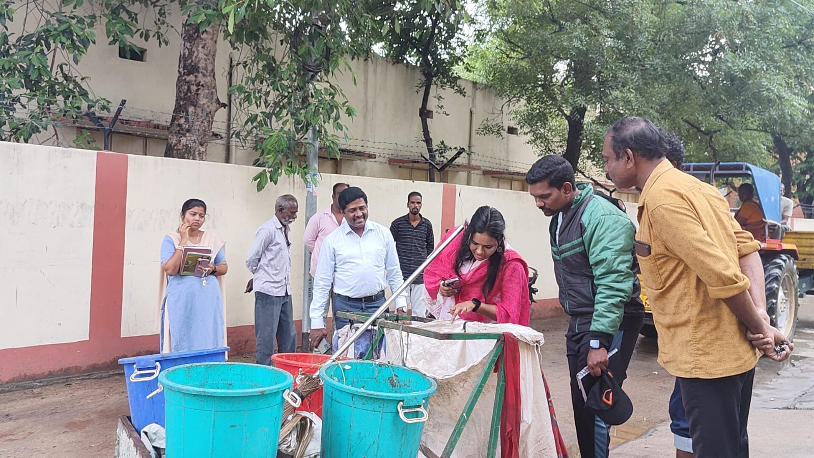 పారిశుధ్య కార్యక్రమాలు తనిఖీ చేస్తున్న కమిషనర్‌ అరుణ