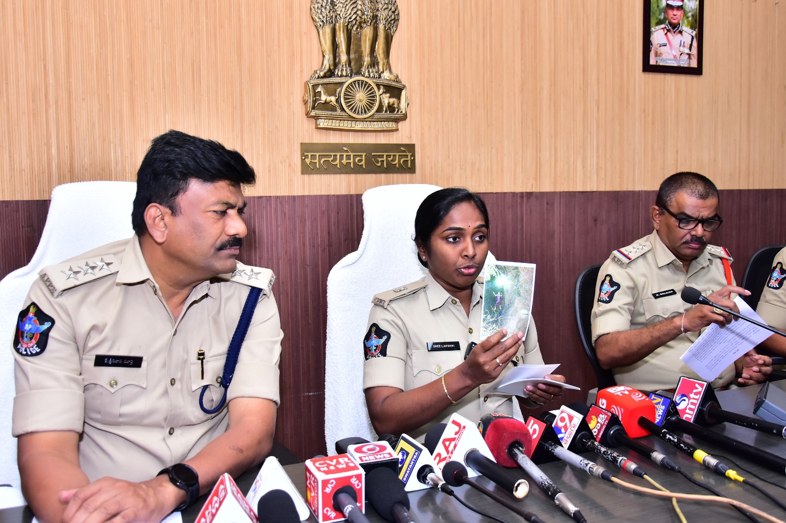 విలేకరుల సమావేశంలో మృతురాలి వెంట్రుకల ఫోటోను చూపుతున్న ఎఎస్‌పి