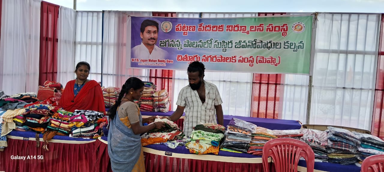 వినాయక విగ్రహాల నిమర్జనం వద్ద ఏర్పాటు చేసిన డ్వాక్రా స్టాల్స్‌