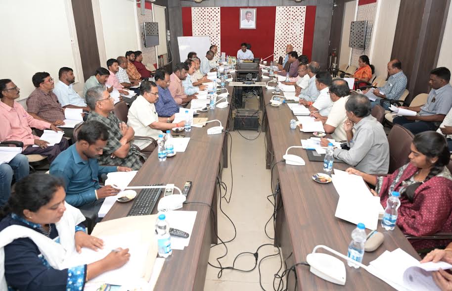 సమావేశంలో మాట్లాడుతున్న జిల్లా కలెక్టర్‌