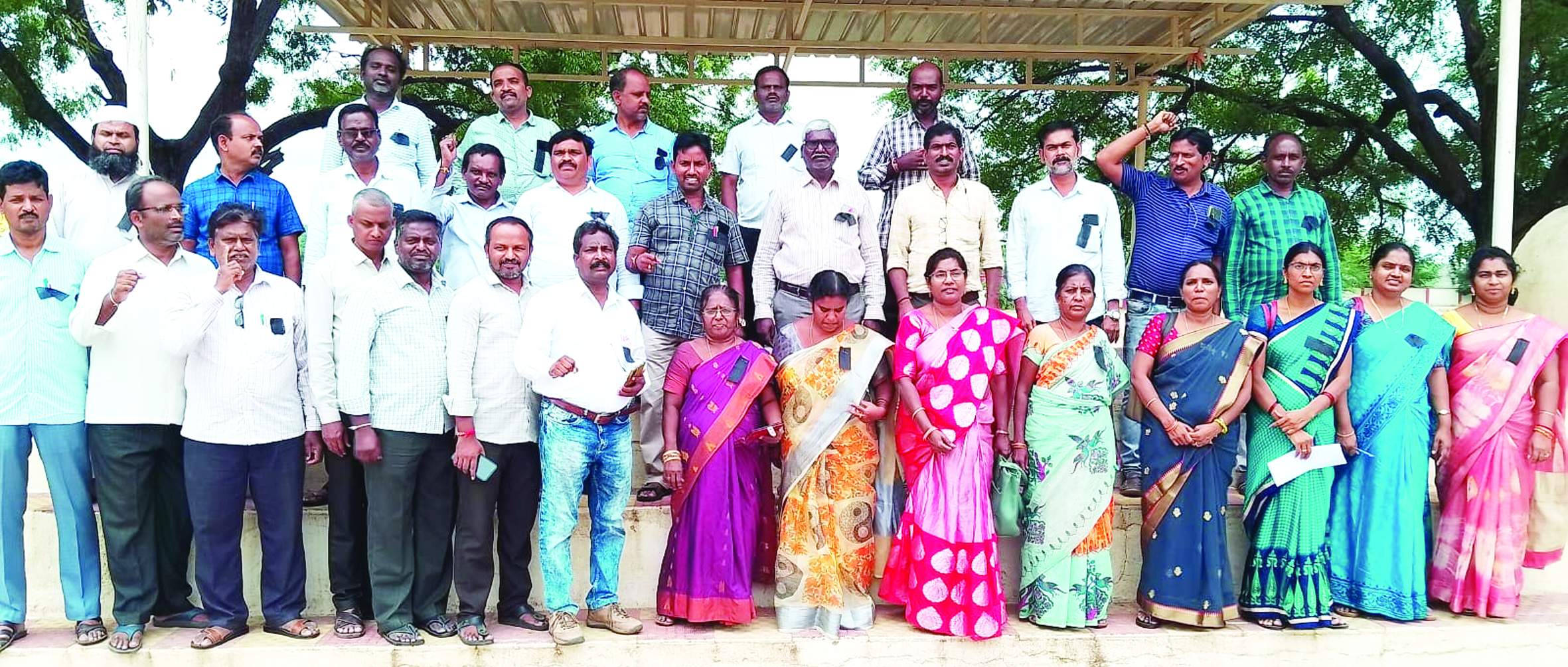 నల్ల బ్యాడ్జీలతో ఉపాధ్యాయుల నిరసన