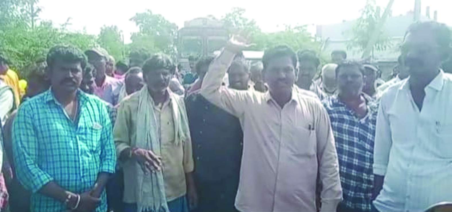 రైతులతో కలిసి ఆందోళన చేస్తున్న రామకృష్ణ