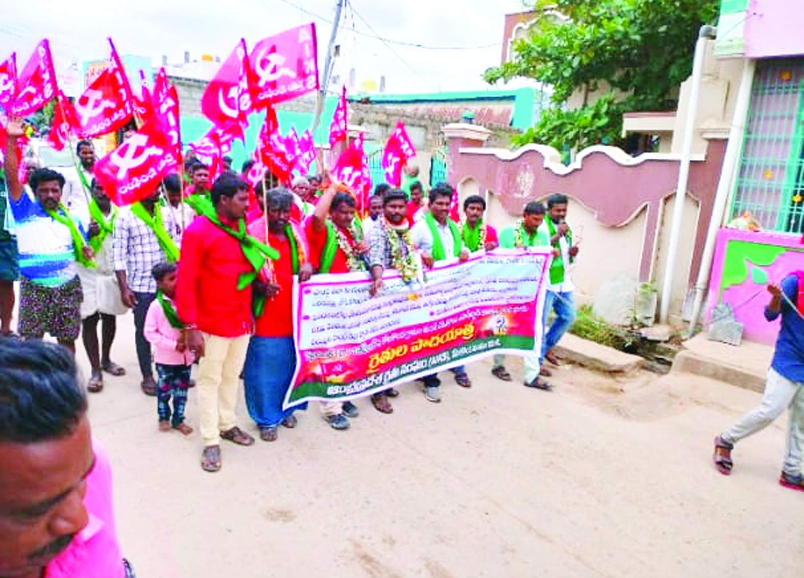 పాదయాత్ర చేపడుతున్న నాయకులు