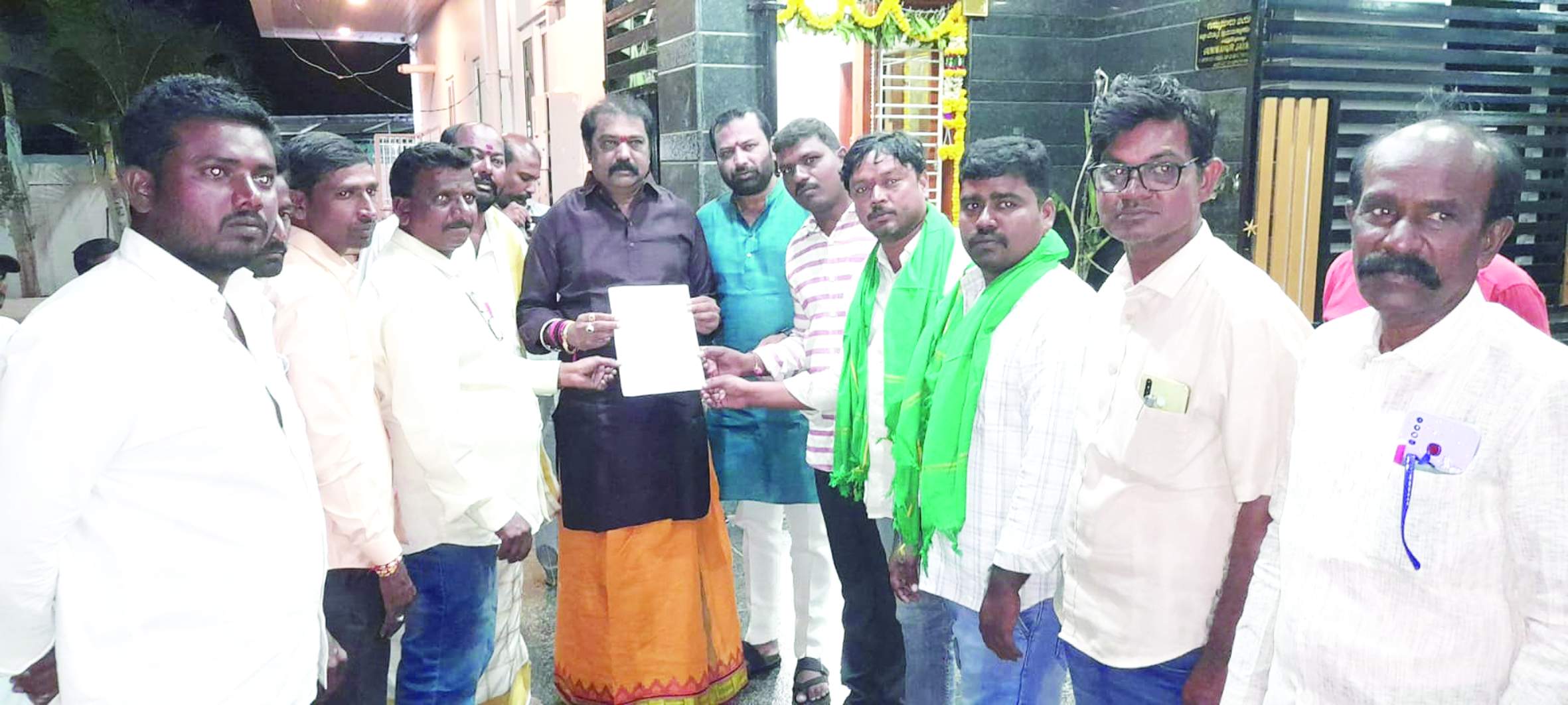మంత్రి గుమ్మనూరుకు వినతిపత్రం అందజేస్తున్న నాయకులు