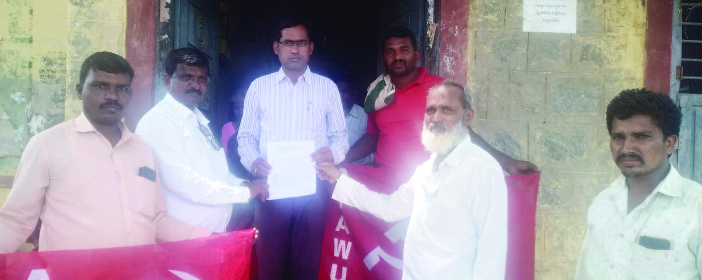 వినతిపత్రం అందిస్తున్న వ్యకాస నాయకులు