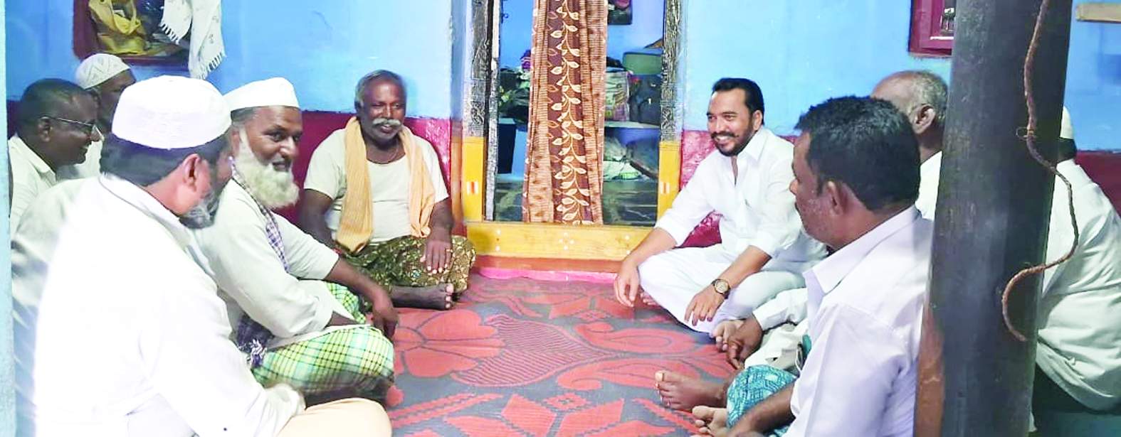 పరామర్శిస్తున్న బందే నవాజ్‌