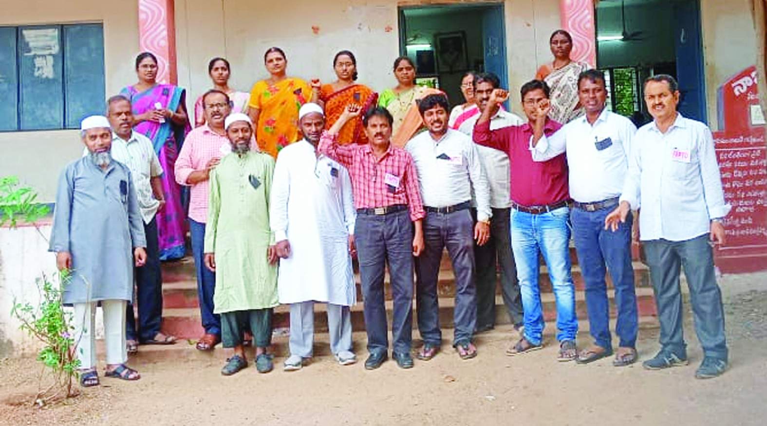 నిరసన తెలుపుతున్న ఫ్యాప్టో సభ్యులు