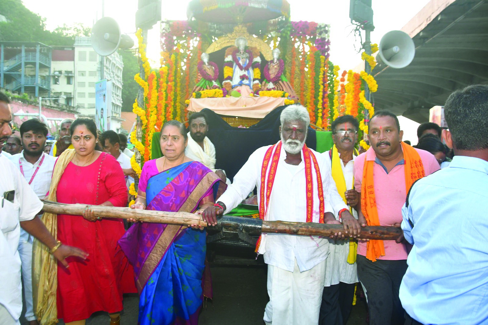 వైభవంగా దుర్గమ్మ గిరిప్రదక్షిణ