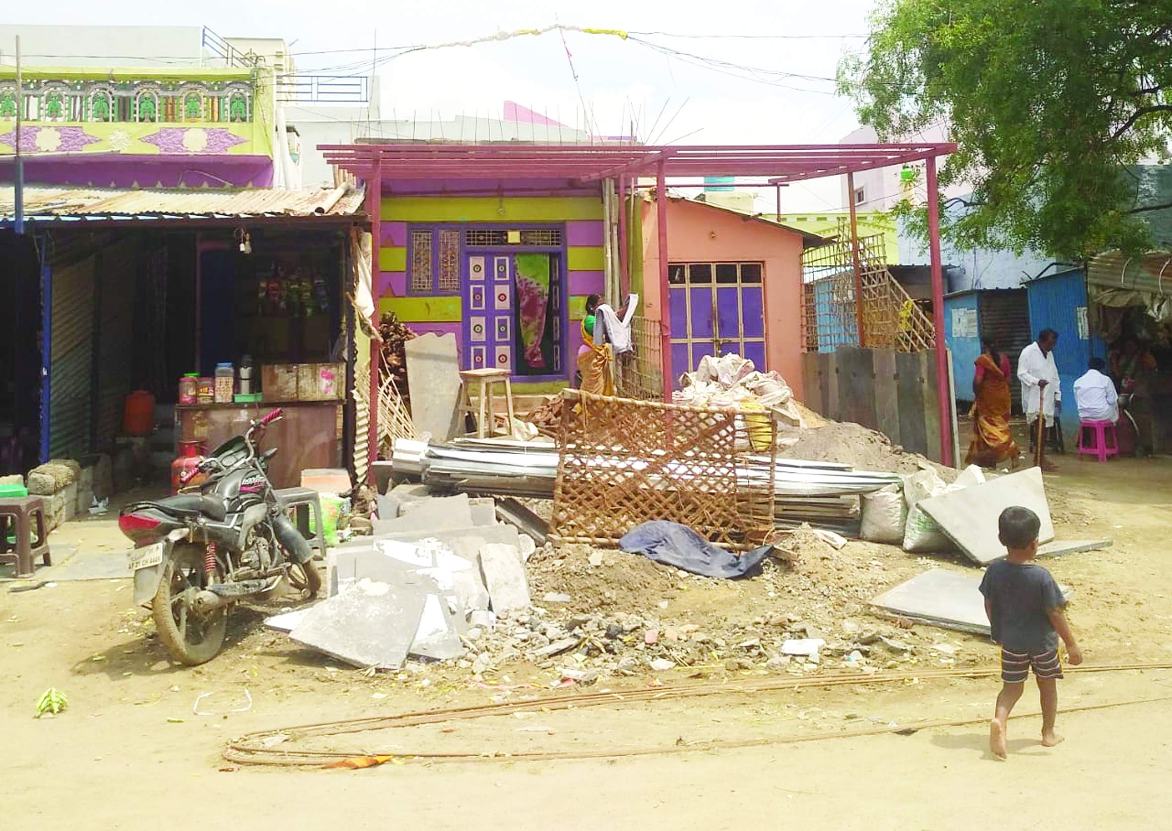 గ్రామంలో ఉన్న అక్రమ కట్టడాలు