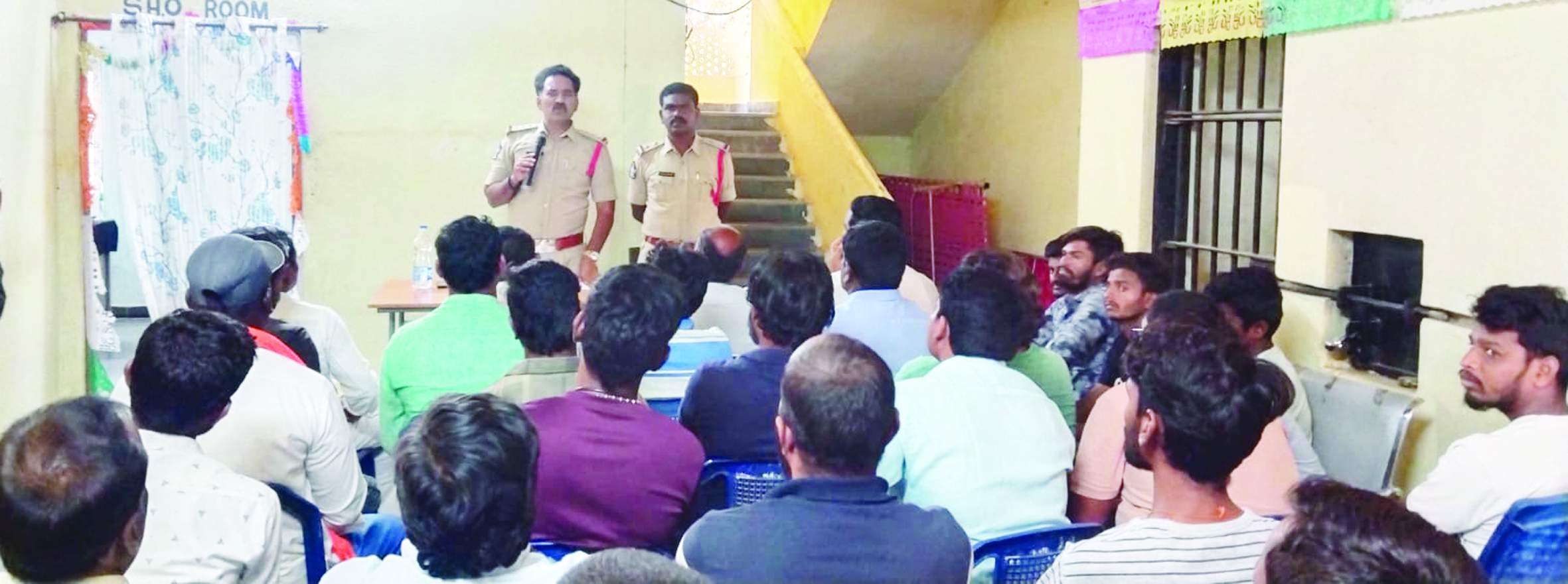 సమావేశంలో మాట్లాడుతున్న సిఐ వెంకటేశ్వర్లు