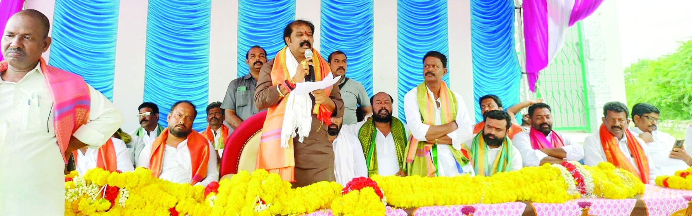 సమావేశంలో మాట్లాడుతున్న మంత్రి గుమ్మనూరు