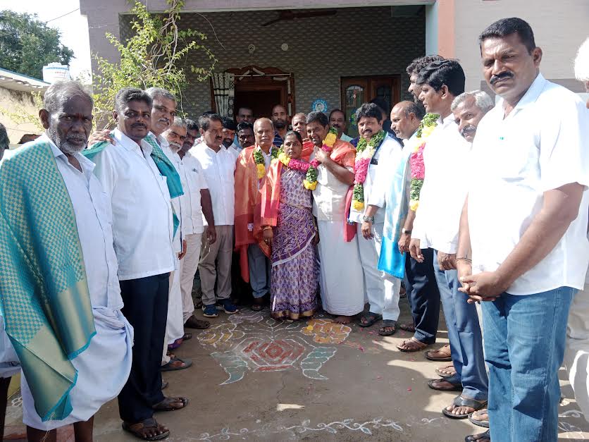 డిప్యూటీ సీఎం నారాయణస్వామిని సన్మానిస్తున్న నాయకులు