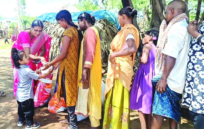 గిరిజనులకు భోజనం ప్యాకెట్లు వితరణ
