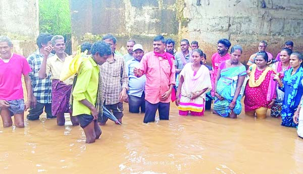 రైల్వే అండర్‌ బ్రిడ్జి వద్ద నీరు లేకుండా చూడాలి