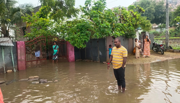 /Prashant-Nagar-overlooking-the-pond
