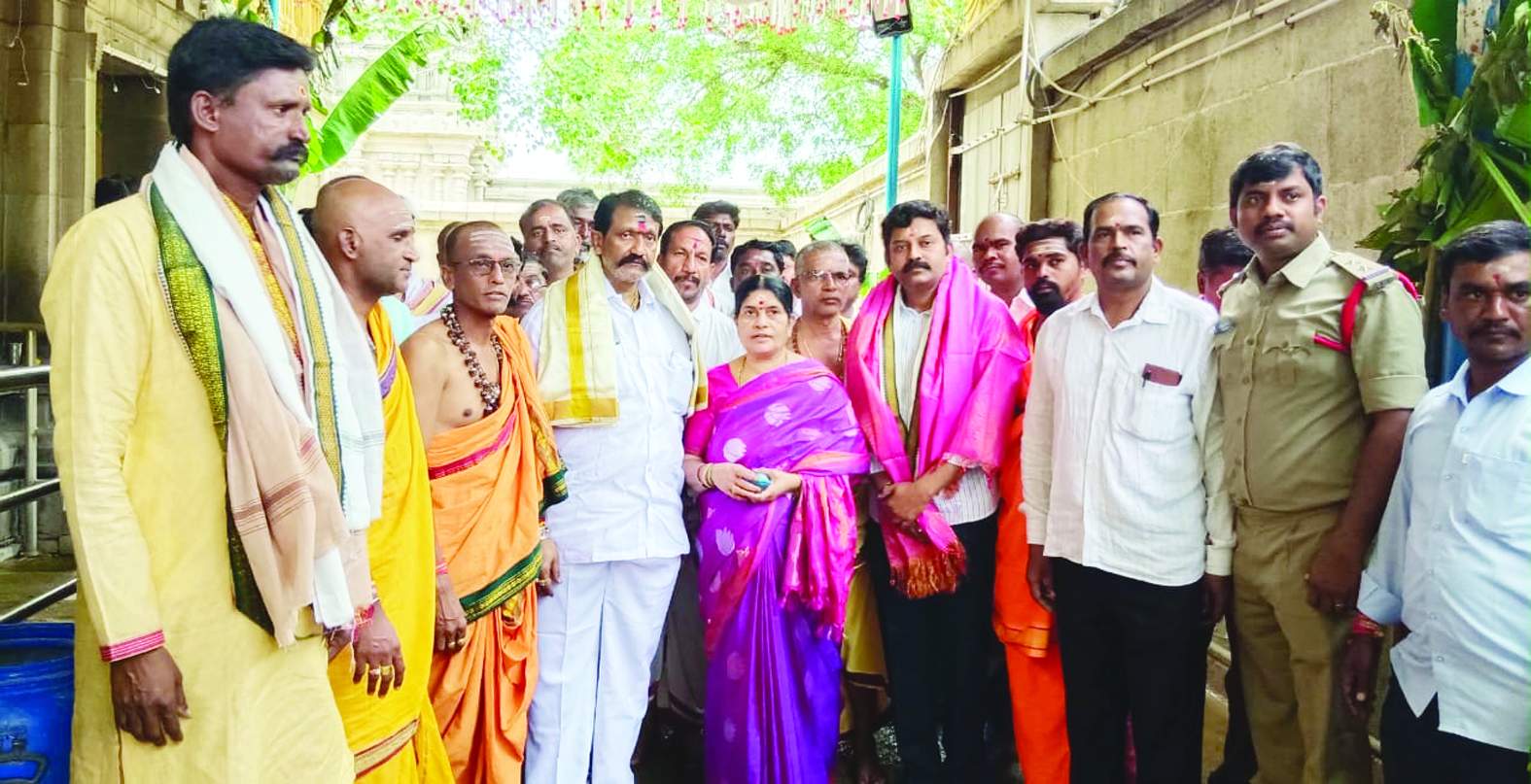 పూజలు నిర్వహిస్తున్న ఎమ్మెల్యే బాలనాగిరెడ్డి