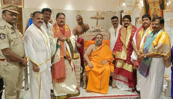 Celebrities-visited-Raghavendra-swamy-temple 