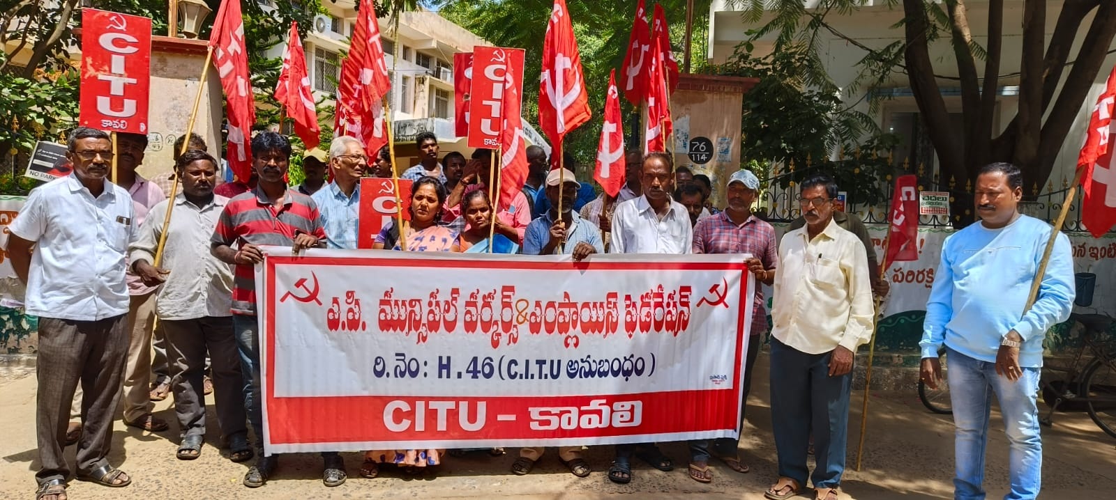 జీతాలు ఇవ్వాలని కార్మికుల ధర్నా