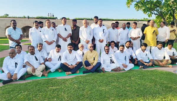 Silence-of-TDP-leaders-at-Rajghat