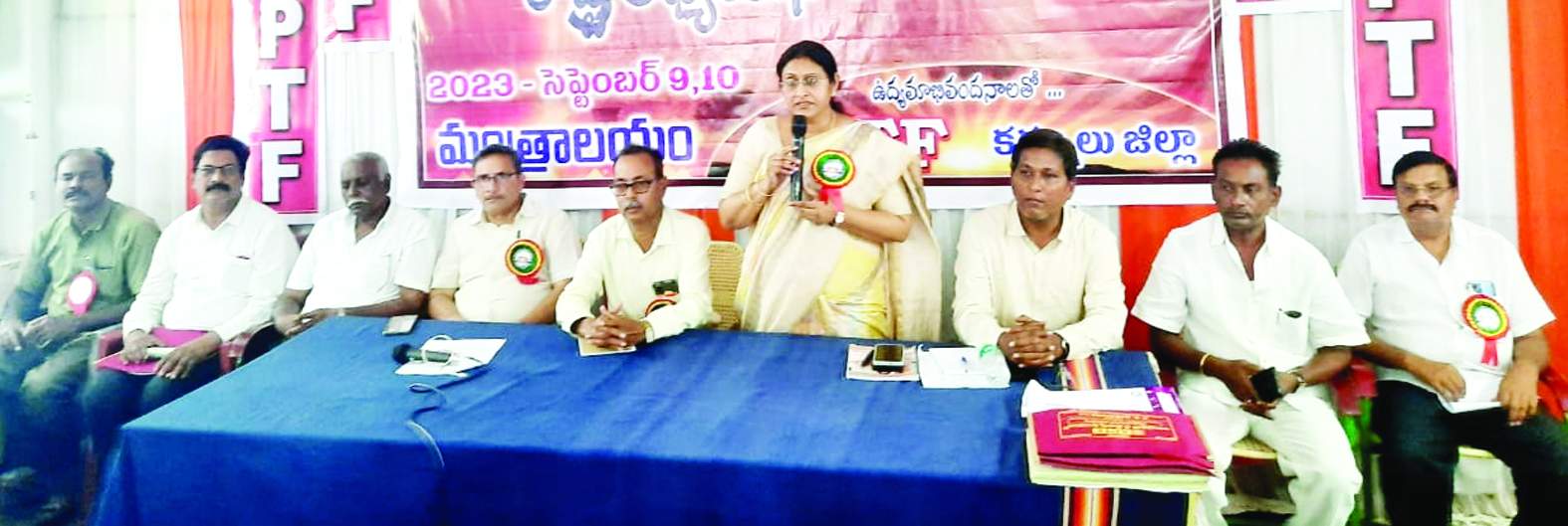 సమావేశంలో మాట్లాడుతున్న మంజుల