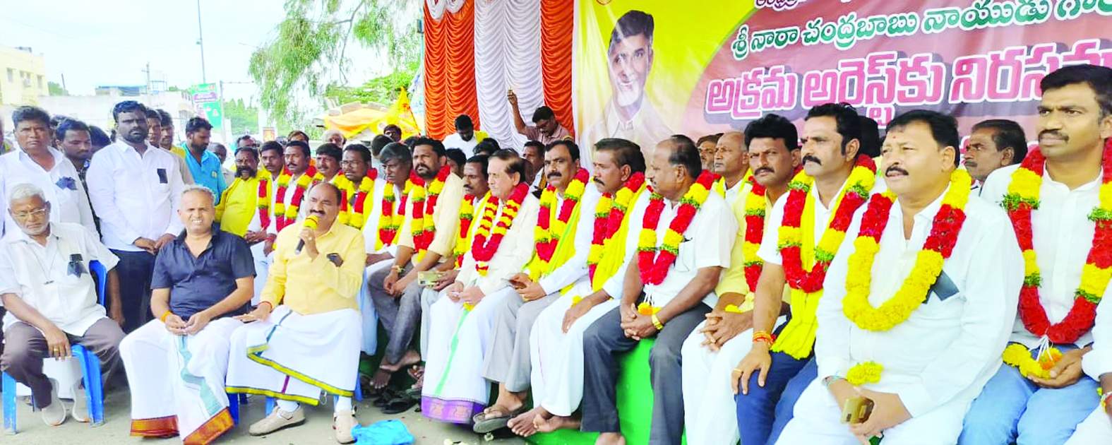 దీక్షలనుద్దేశించి మాట్లాడుతున్న తిక్కారెడ్డి