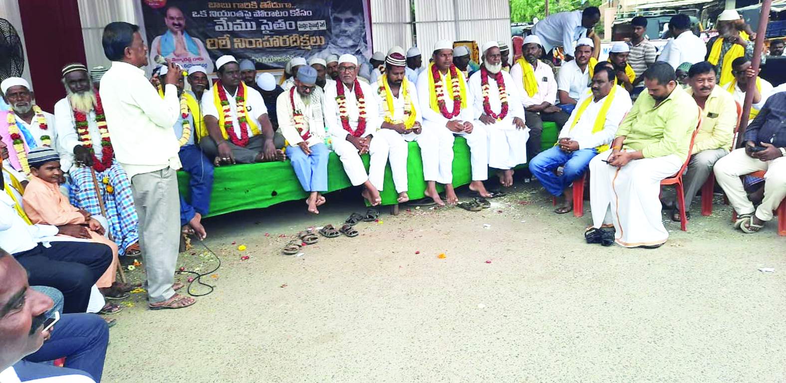 దీక్షల్లో మాట్లాడుతున్న టిడిపి నాయకులు గోపాల్‌ రెడ్డి