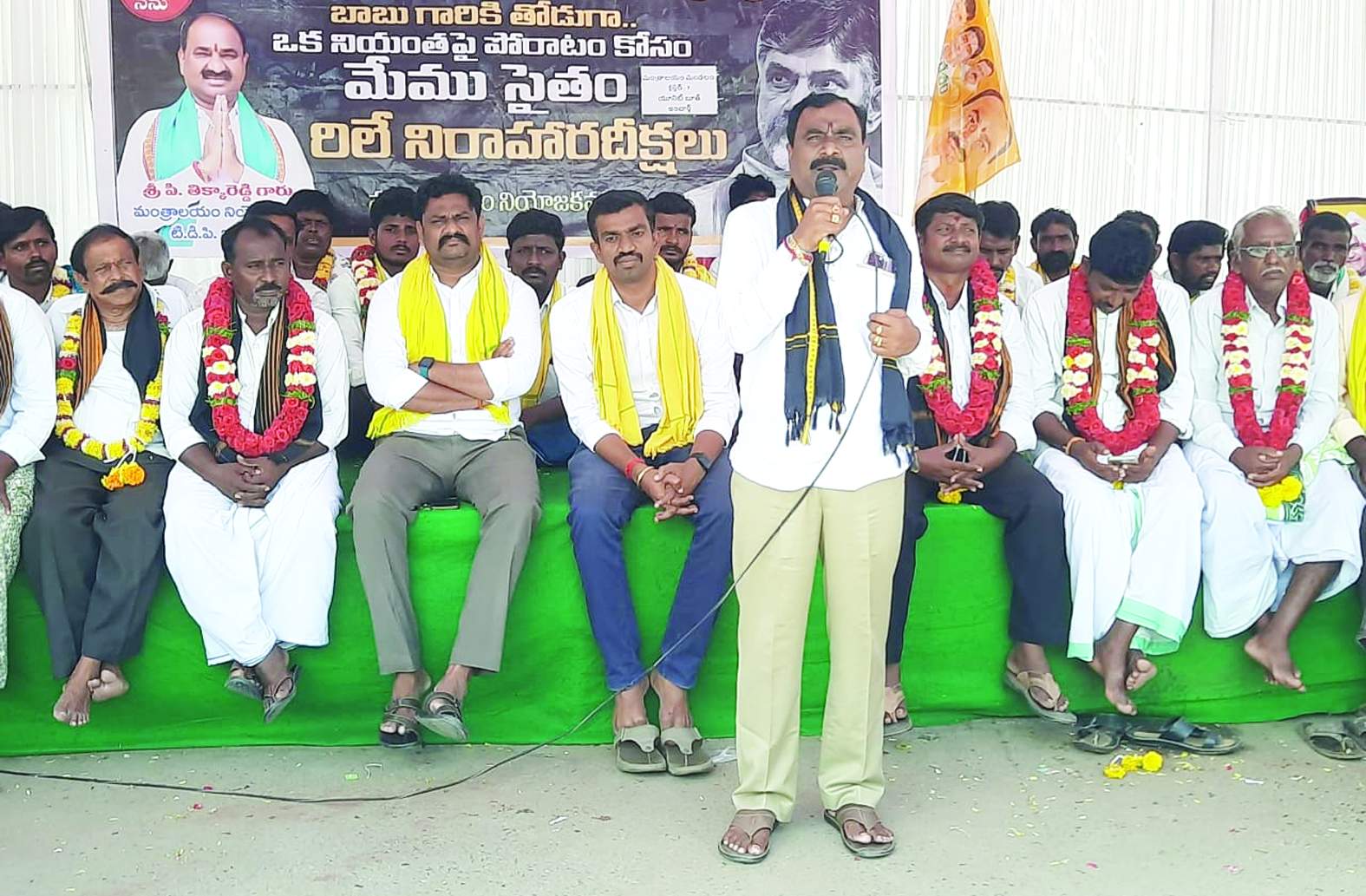 మంత్రాలయంలో మాట్లాడుతున్న శ్రీనివాస్‌రెడ్డి