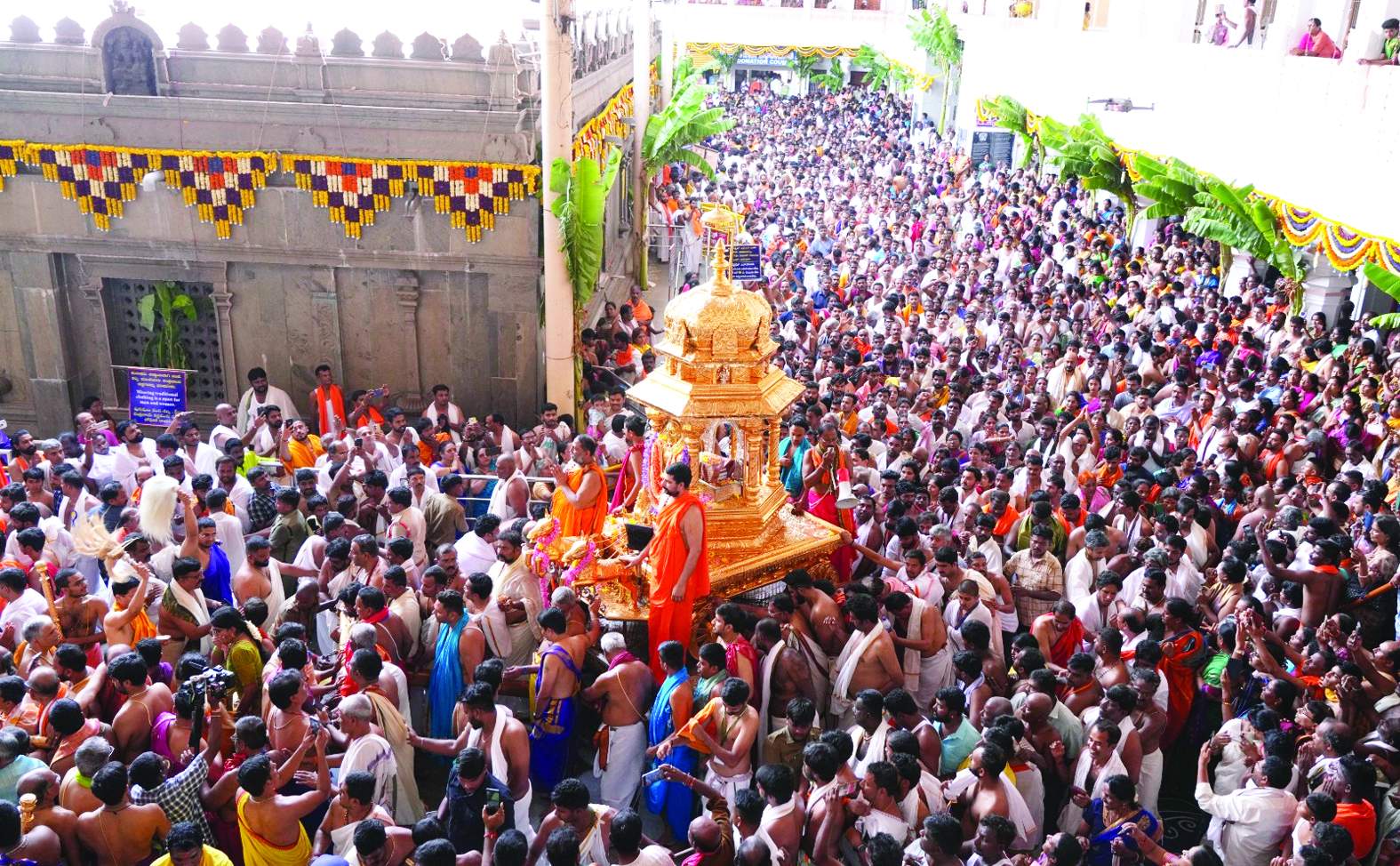 రథోత్సవంలో పాల్గొన్న భక్తులు