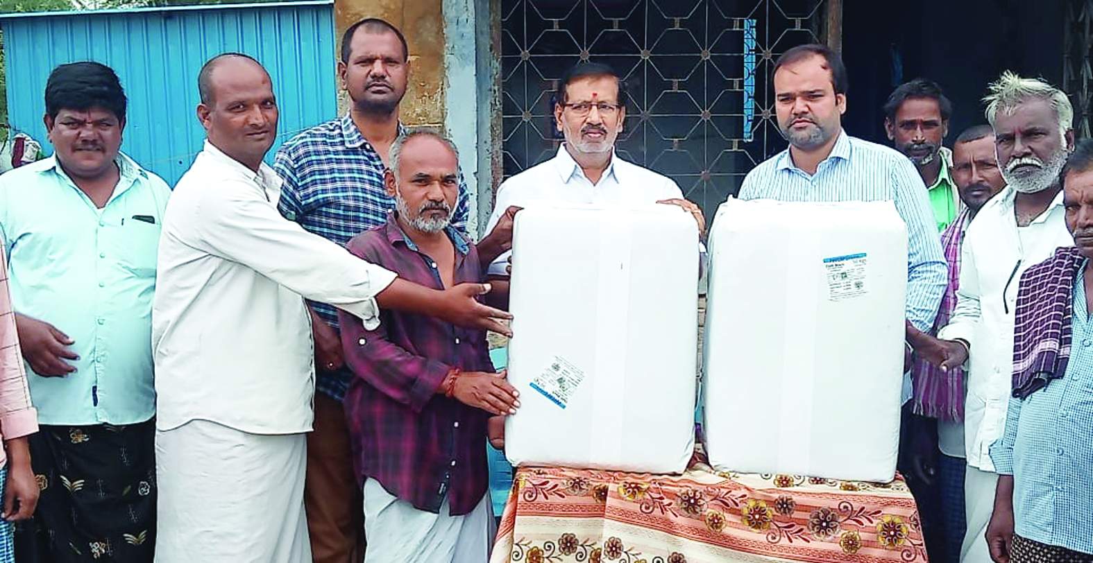 దాణాను పంపిణీ చేస్తున్న డాక్టర్‌ అశోక్‌ కుమార్‌