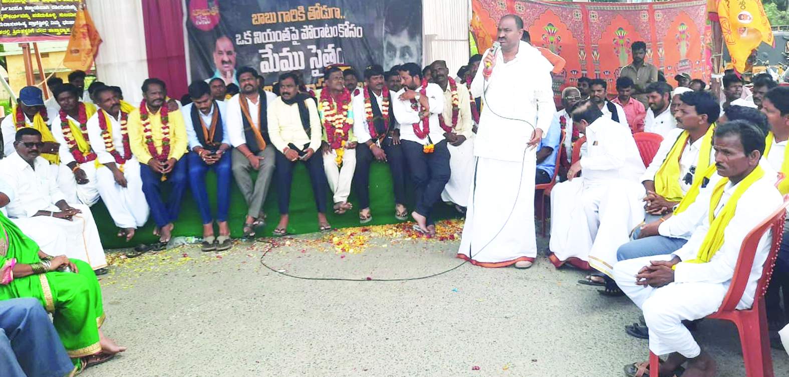 మంత్రాలయంలో మాట్లాడుతున్న తిక్కారెడ్డి