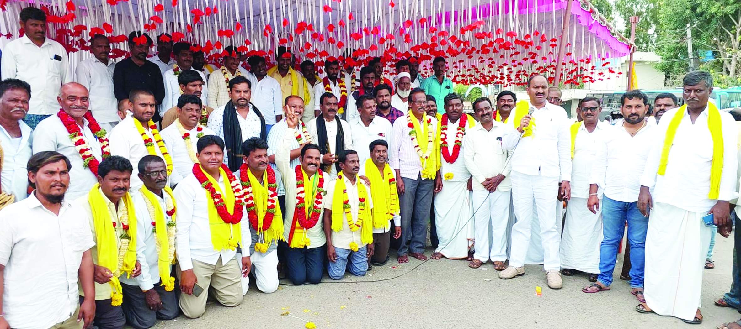 మంత్రాలయంలో మాట్లాడుతున్న తిక్కారెడ్డి