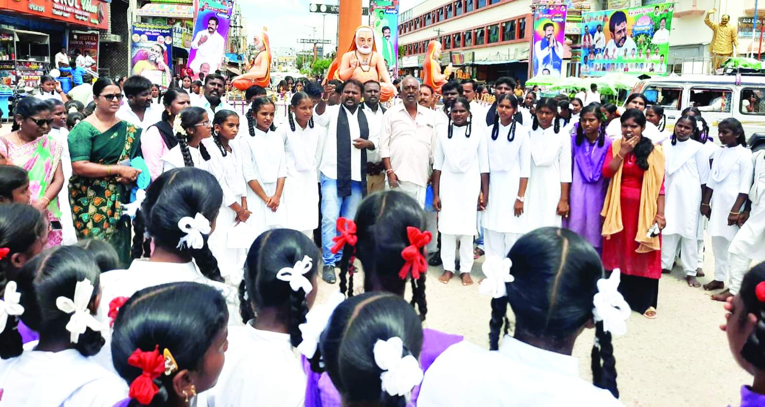 ధర్నానుద్దేశించి మాట్లాడుతున్న నాయకులు