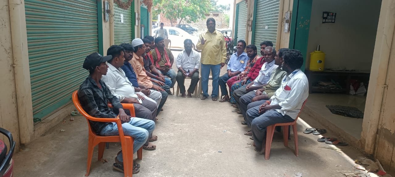 మాట్లాడుతున్న నాయకులు 