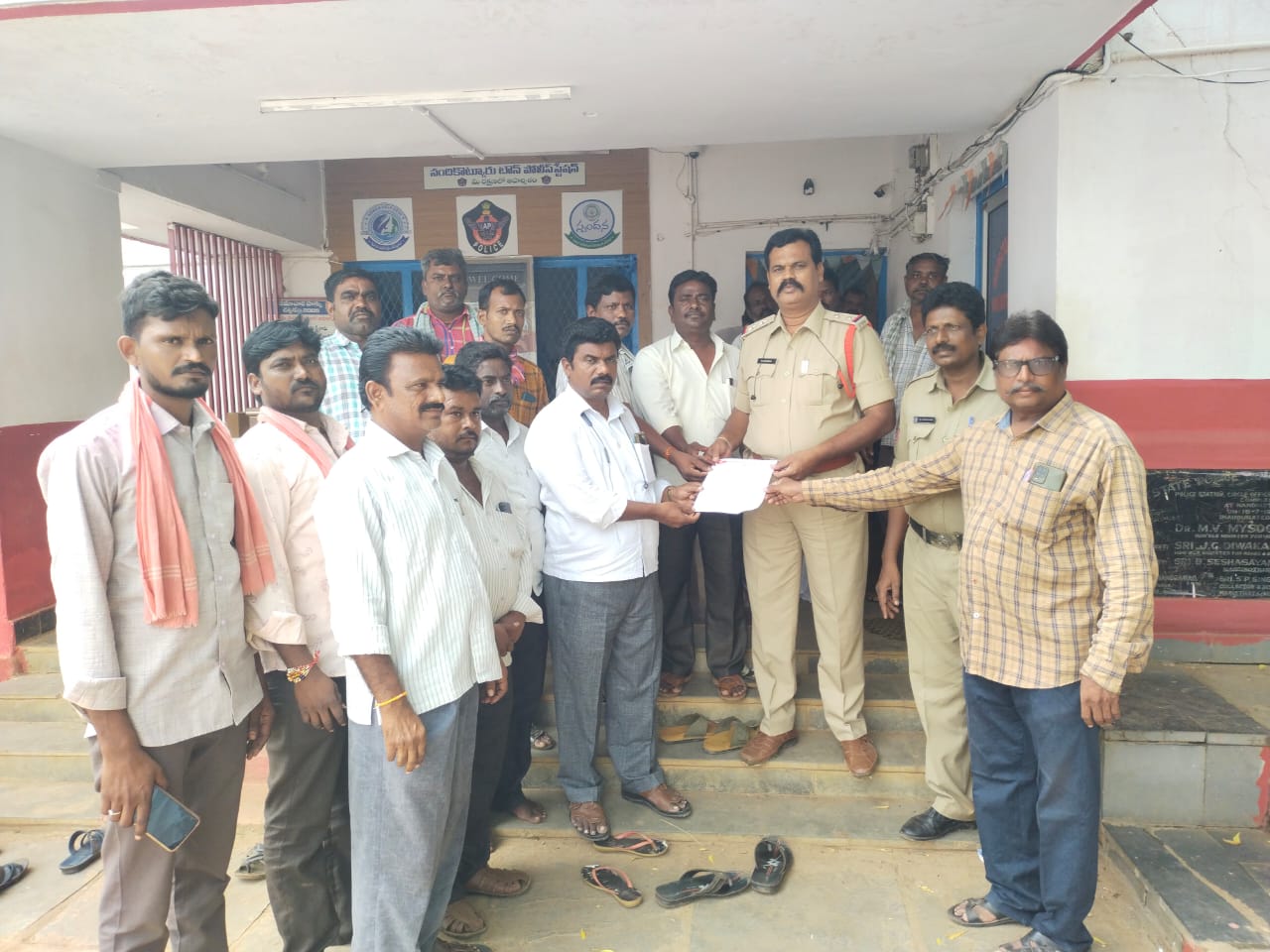 ఎస్సైకి వినతిపత్రం ఇస్తున్న సిపిఎం నాయకులు