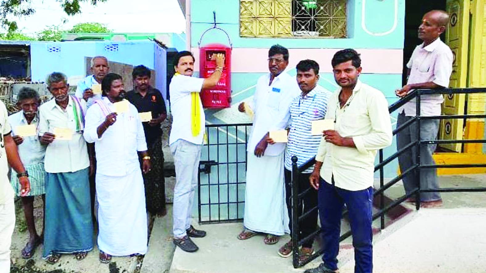 పోస్టు పంపుతున్న గురురాజ్‌ దేశాయి