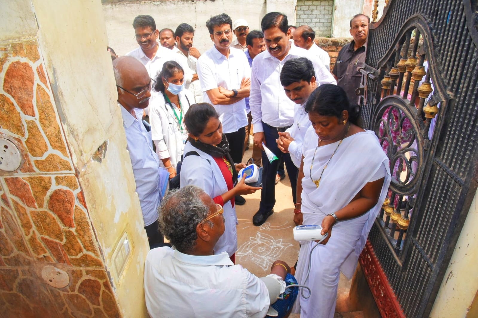 అవసరమైతే కొరియర్‌ ద్వారా మందులు