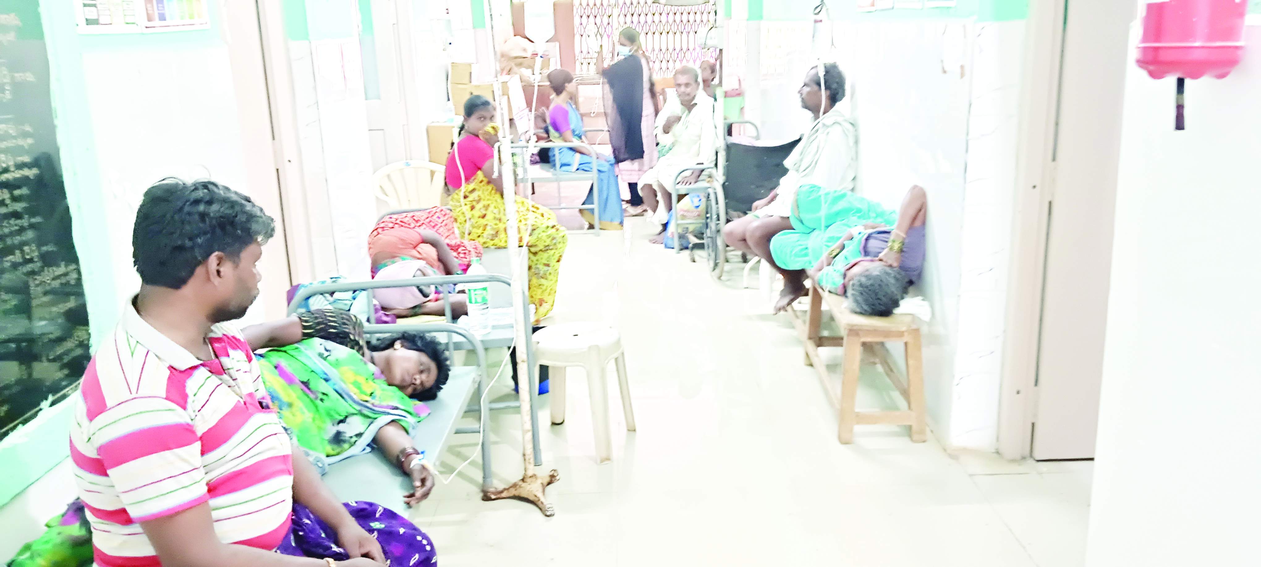 చికిత్స పొందుతున్న అతిసారా బాధితులు