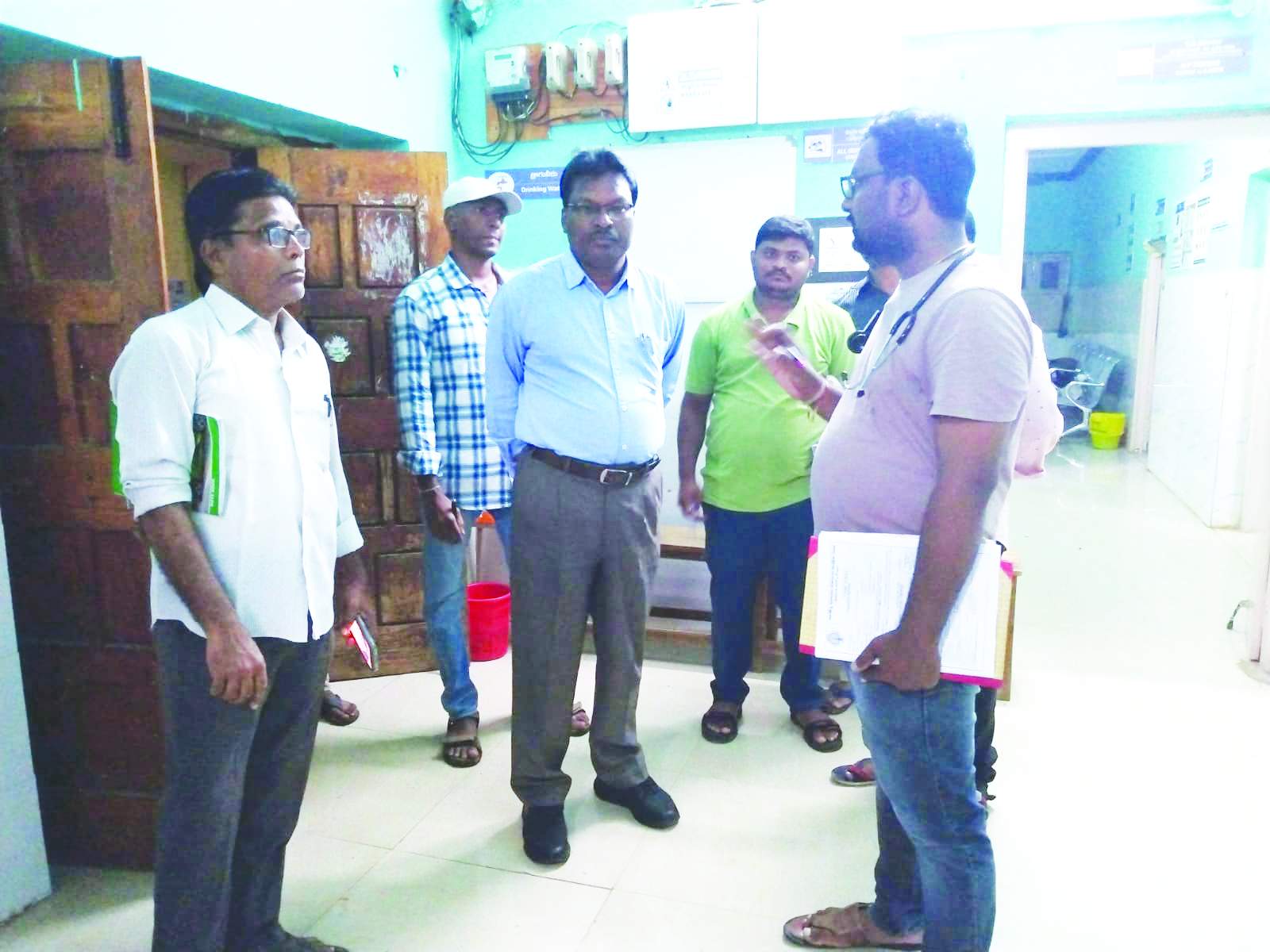 పరిస్థితిని వివరిస్తున్న వైద్యులు