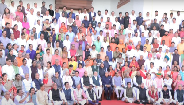 Take-photos-and-say-goodbye-to-the-old-Parliament-building