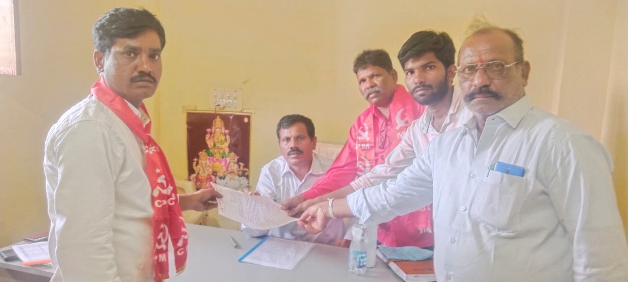 హామీ పీడీ కు వినతిపత్రం ఇస్తున్న సిపిఎం నాయకులు