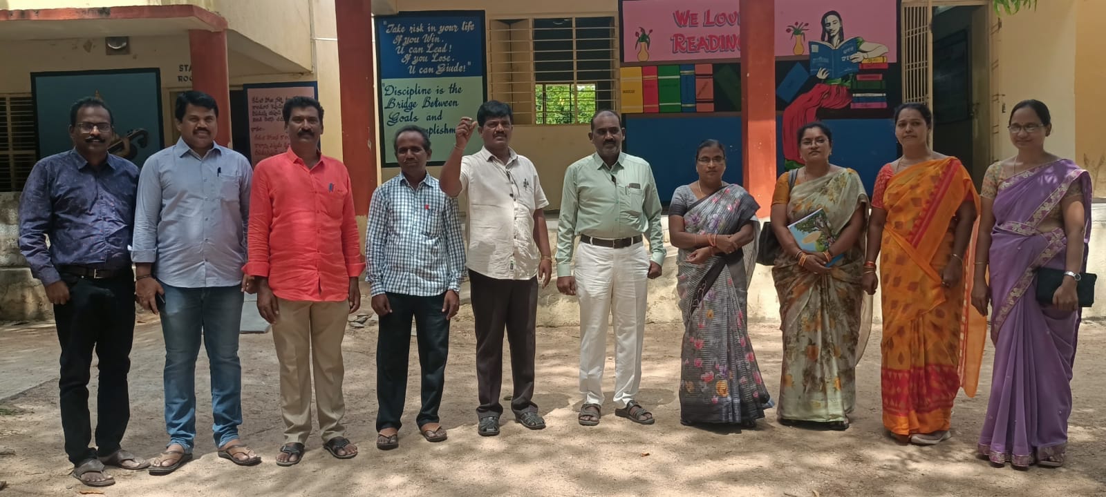 నిరసన తెలుపుతున్న ఉపాధ్యాయులు