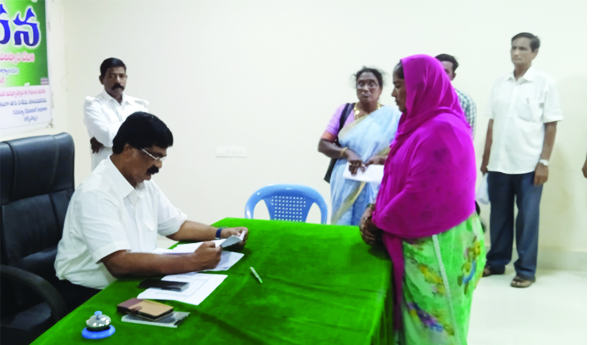 భూ సమస్యలపై అర్జీల వెల్లువ