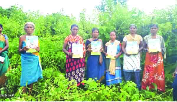 మాట్లాడుతున్న ఎంఈఓ నరేష్‌