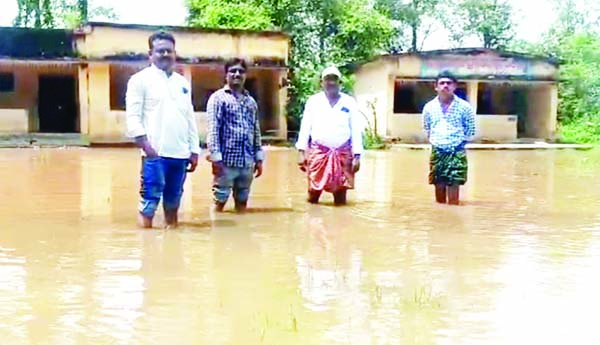 ముంపునకు గురైన ప్రభుత్వ పాఠశాల