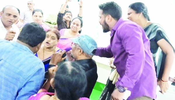 తోపులాటలు... వాదులాటలు