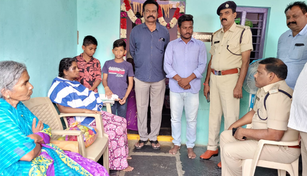 SP-visited-the-AR-constable's-family