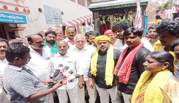 Tension-in-Tirumalampalem-Clash-between-TDP-leaders-Police