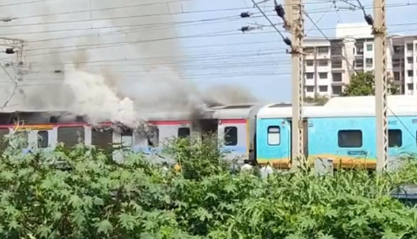 /Fire-in-Humsafar-Express-train