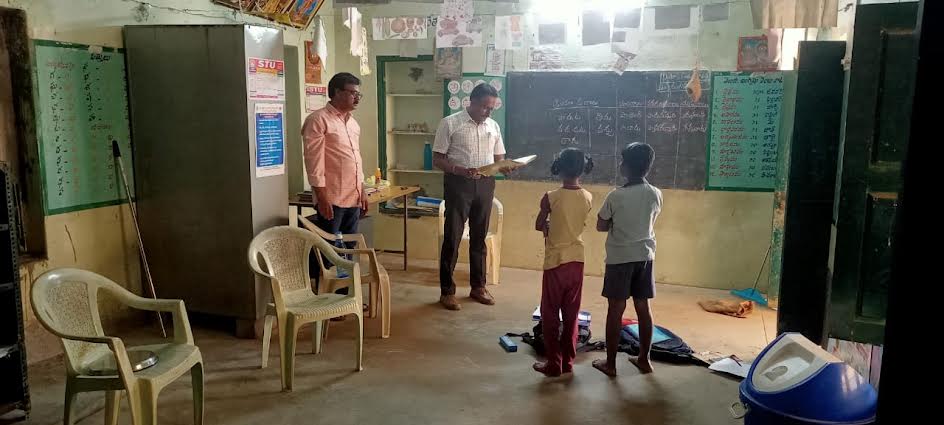 సర్దికులపల్లి ప్రాథమిక పాఠశాలలో ఇద్దరు విద్యార్థులున్న విషయం తెలుసుకొని తనిఖీ చేస్తున్న ఎంపీడీవో సుధాకర్‌ రావు (ఫైల్‌ఫోటో)
